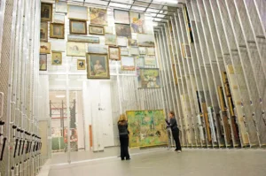 ruang penyimpanan lukisan painting storage