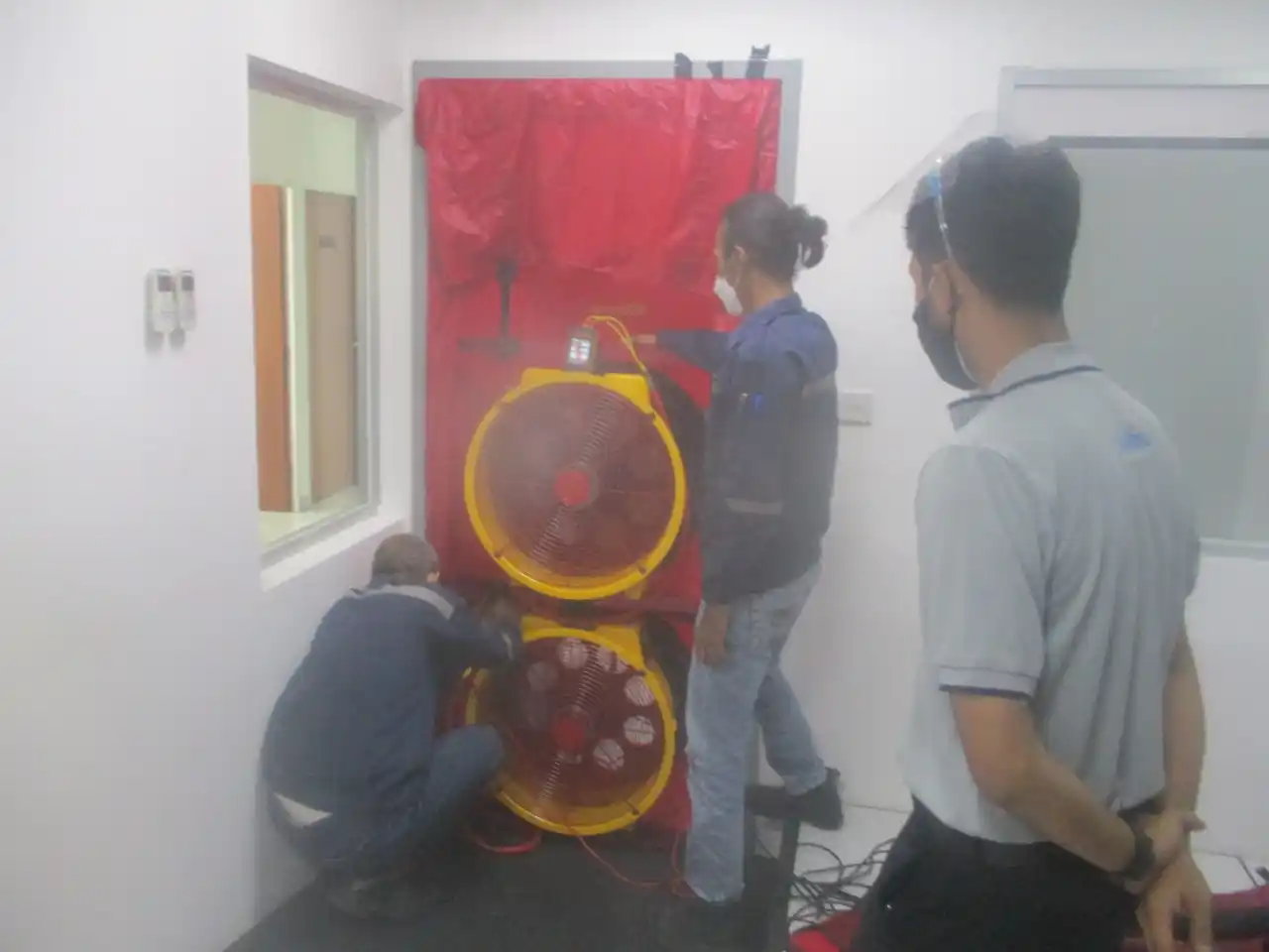 Pengujian Door Fan Test (Room Integrity Testing / Blower Door) di ruang Server PT Softex Indonesia yang berlokasi di Sidoarjo, Jawa Timur.