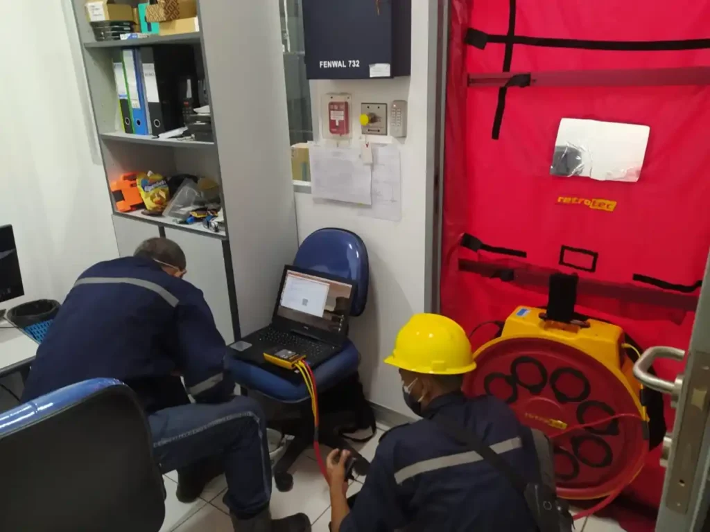 Pengujian Door Fan Test (Room Integrity Testing / Blower Door) di ruang Server PT Softex Indonesia yang berlokasi di Sidoarjo, Jawa Timur.