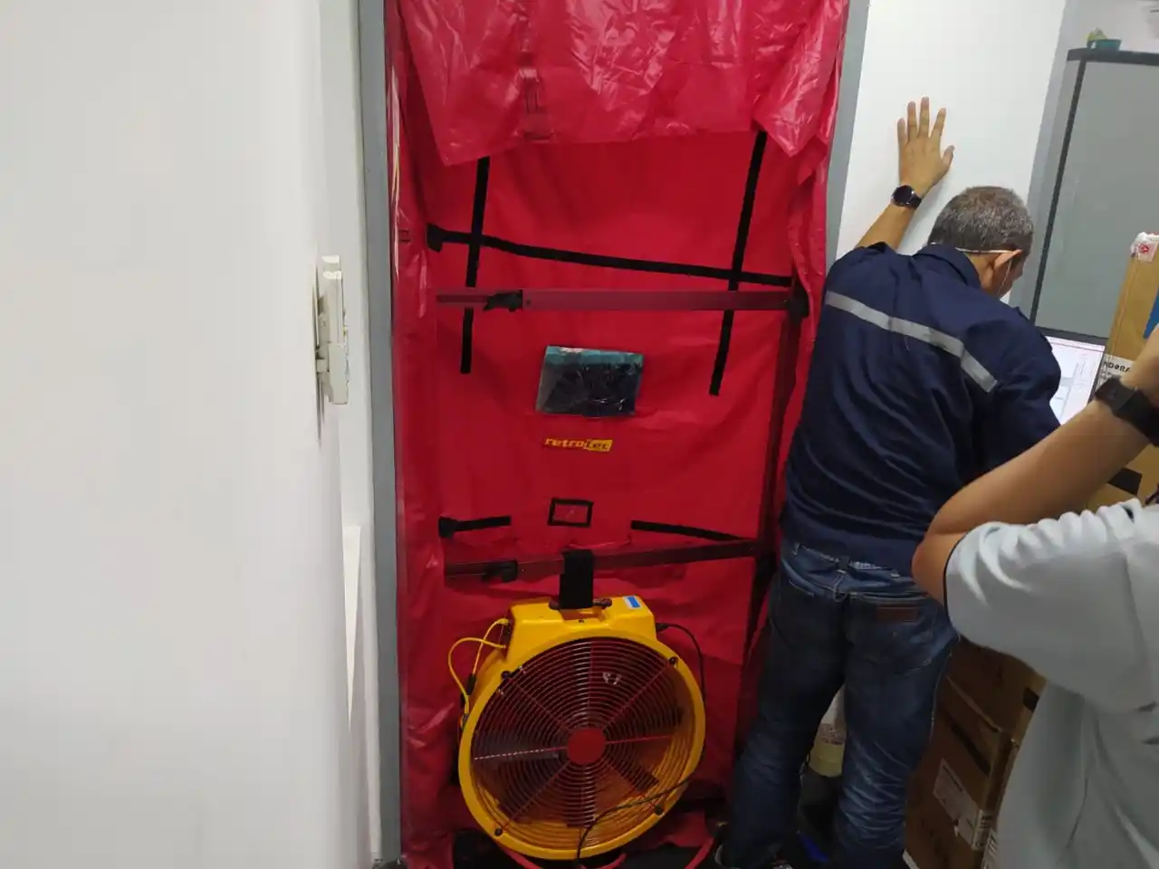 Pengujian Door Fan Test (Room Integrity Testing / Blower Door) di ruang Server PT Softex Indonesia yang berlokasi di Sidoarjo, Jawa Timur.