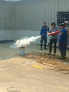 Giat Sosialisasi Demo Tata Cara Penggunaan APAR dan Pencegahan Kebakaran di PT Natura Karunia Agung