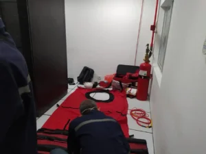 Pengujian Door Fan Test (Room Integrity Testing / Blower Door) di ruang Server PT Softex Indonesia yang berlokasi di Sidoarjo, Jawa Timur.