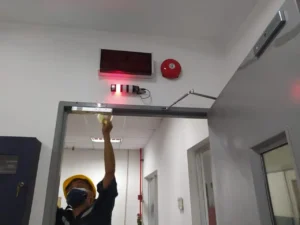 Pengujian Door Fan Test (Room Integrity Testing / Blower Door) di ruang Server PT Softex Indonesia yang berlokasi di Sidoarjo, Jawa Timur.