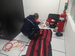 Pengujian Door Fan Test (Room Integrity Testing / Blower Door) di ruang Server PT Softex Indonesia yang berlokasi di Sidoarjo, Jawa Timur.