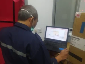 Pengujian Door Fan Test (Room Integrity Testing / Blower Door) di ruang Server PT Softex Indonesia yang berlokasi di Sidoarjo, Jawa Timur.