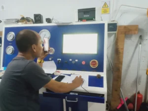 operator sedang menjalankan proses hydrotest tabung FM200 milik Holcim di layar komputer